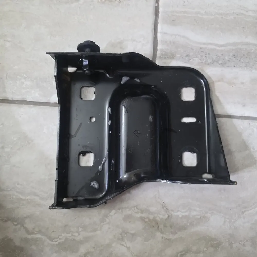 2020-2023 Chevrolet Silverado 2500 3500 Front Right Bumper Bar Bracket‎ 84568470